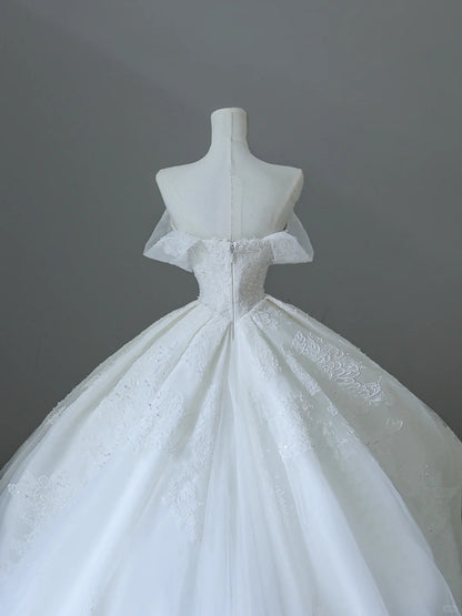 Elegantes weißes schulterfreies Hochzeitskleid aus Spitze und Tüll, bodenlang P2527