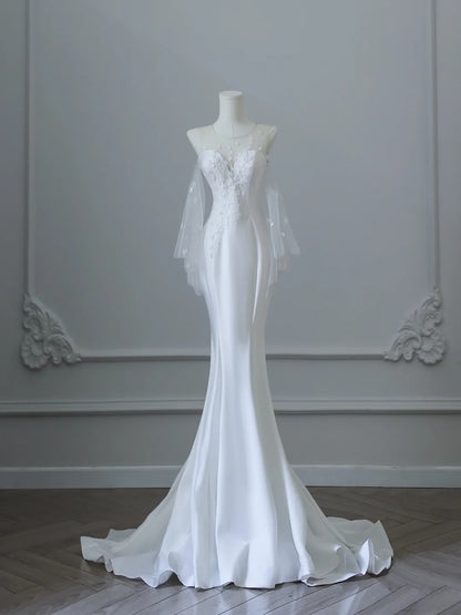 Elegantes weißes ärmelloses Meerjungfrau-Brautkleid aus Satin mit Rundhalsausschnitt und Spitze P2529