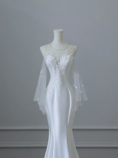 Elegantes weißes ärmelloses Meerjungfrau-Brautkleid aus Satin mit Rundhalsausschnitt und Spitze P2529
