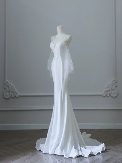 Elegantes weißes ärmelloses Meerjungfrau-Brautkleid aus Satin mit Rundhalsausschnitt und Spitze P2529