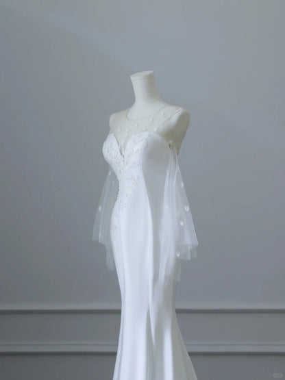 Elegantes weißes ärmelloses Meerjungfrau-Brautkleid aus Satin mit Rundhalsausschnitt und Spitze P2529
