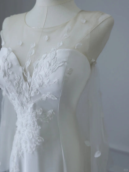 Elegantes weißes ärmelloses Meerjungfrau-Brautkleid aus Satin mit Rundhalsausschnitt und Spitze P2529