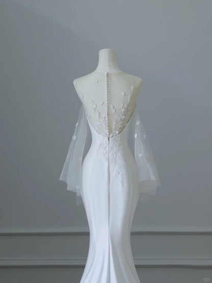 Elegantes weißes ärmelloses Meerjungfrau-Brautkleid aus Satin mit Rundhalsausschnitt und Spitze P2529