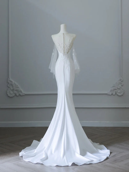 Elegantes weißes ärmelloses Meerjungfrau-Brautkleid aus Satin mit Rundhalsausschnitt und Spitze P2529