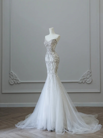 Elegantes weißes Meerjungfrauen-Brautkleid schulterfrei eng anliegend mit Perlen Tüll bodenlang P2532
