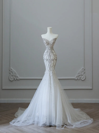 Elegantes weißes Meerjungfrauen-Brautkleid schulterfrei eng anliegend mit Perlen Tüll bodenlang P2532