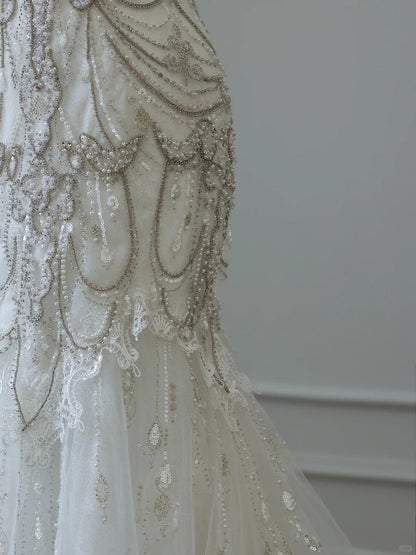 Elegantes weißes Meerjungfrauen-Brautkleid schulterfrei eng anliegend mit Perlen Tüll bodenlang P2532