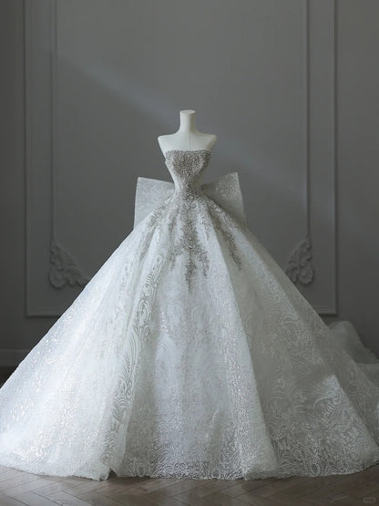 Elegantes trägerloses Brautkleid in Weiß mit Diamantenschleife, bodenlang P2541