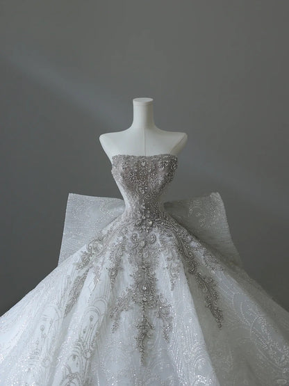Elegantes trägerloses Brautkleid in Weiß mit Diamantenschleife, bodenlang P2541