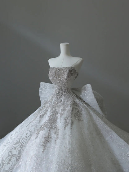 Elegantes trägerloses Brautkleid in Weiß mit Diamantenschleife, bodenlang P2541