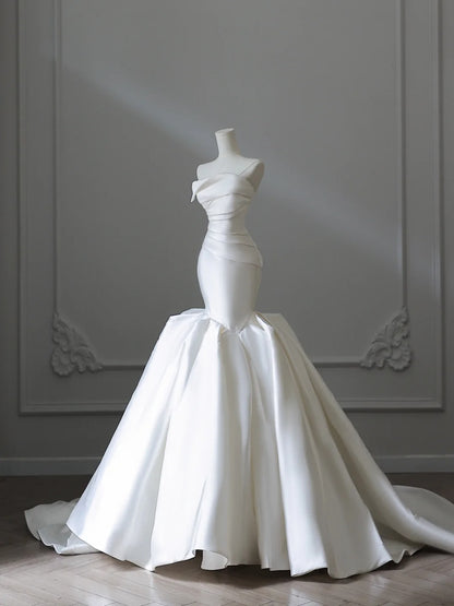 Elegantes, trägerloses Meerjungfrauen-Brautkleid aus weißem Satin, schlicht P2543