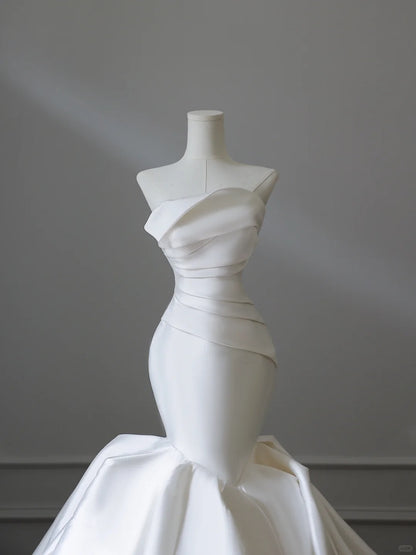 Elegantes, trägerloses Meerjungfrauen-Brautkleid aus weißem Satin, schlicht P2543