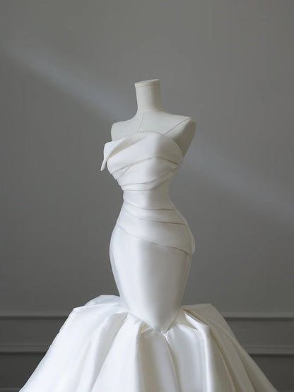 Elegantes, trägerloses Meerjungfrauen-Brautkleid aus weißem Satin, schlicht P2543
