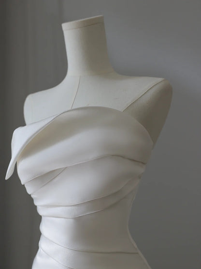 Elegantes, trägerloses Meerjungfrauen-Brautkleid aus weißem Satin, schlicht P2543