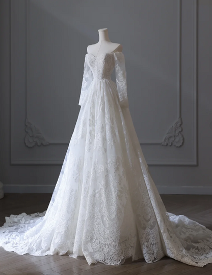 Elegantes weißes Spitzen-Brautkleid mit langen Ärmeln, schulterfrei und A-Linie P2551