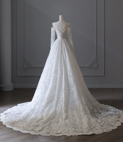 Elegantes weißes Spitzen-Brautkleid mit langen Ärmeln, schulterfrei und A-Linie P2551
