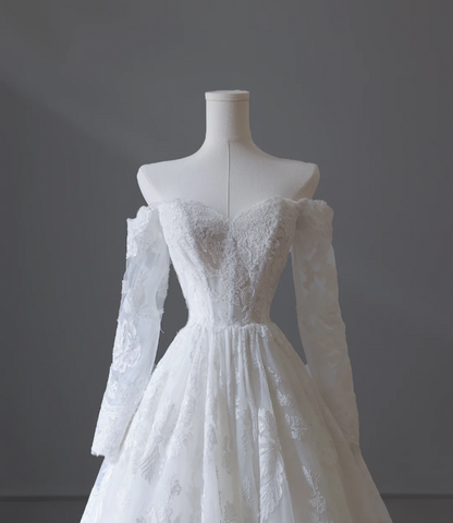 Elegantes weißes Spitzen-Brautkleid mit langen Ärmeln, schulterfrei und A-Linie P2551