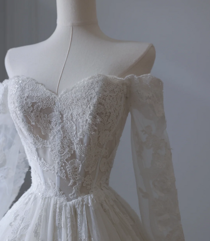 Elegantes weißes Spitzen-Brautkleid mit langen Ärmeln, schulterfrei und A-Linie P2551