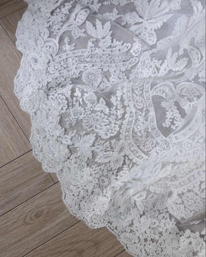 Elegantes weißes Spitzen-Brautkleid mit langen Ärmeln, schulterfrei und A-Linie P2551