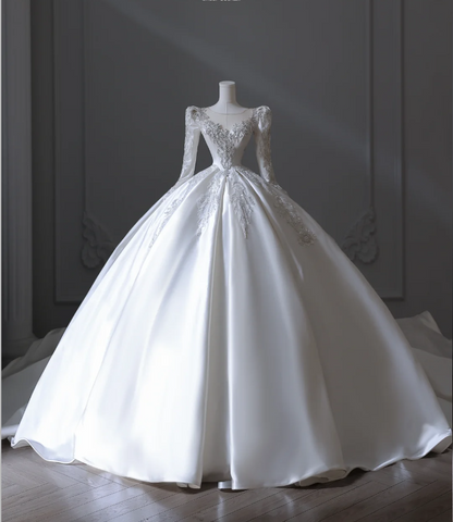 Robe de mariée vintage blanche, manches longues, col rond perlé, coupe trapèze, longueur ras du sol P2552