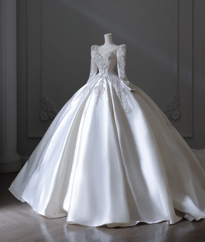 Robe de mariée vintage blanche, manches longues, col rond perlé, coupe trapèze, longueur ras du sol P2552