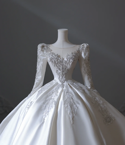 Robe de mariée vintage blanche, manches longues, col rond perlé, coupe trapèze, longueur ras du sol P2552