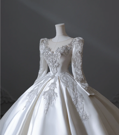 Robe de mariée vintage blanche, manches longues, col rond perlé, coupe trapèze, longueur ras du sol P2552