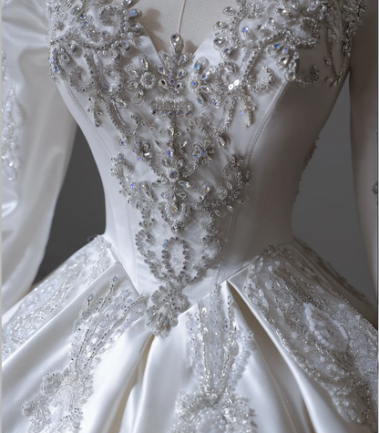 Robe de mariée vintage blanche, manches longues, col rond perlé, coupe trapèze, longueur ras du sol P2552