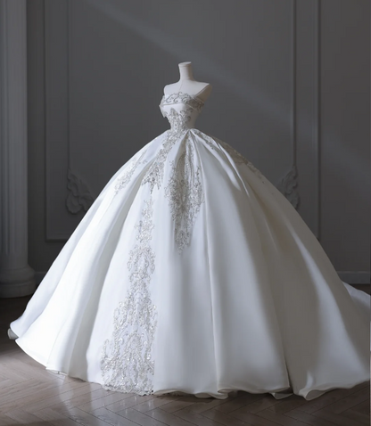 Elegantes, bodenlanges, trägerloses Hochzeitskleid aus weißem Satin mit funkelnden Perlen P2553