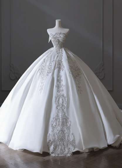 Elegantes, bodenlanges, trägerloses Hochzeitskleid aus weißem Satin mit funkelnden Perlen P2553