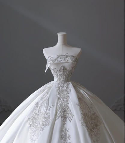 Elegantes, bodenlanges, trägerloses Hochzeitskleid aus weißem Satin mit funkelnden Perlen P2553