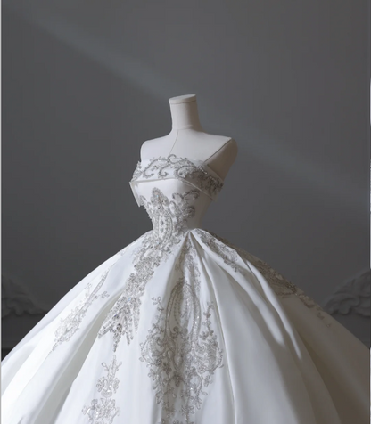 Elegantes, bodenlanges, trägerloses Hochzeitskleid aus weißem Satin mit funkelnden Perlen P2553