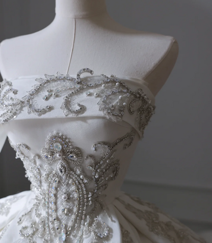 Elegantes, bodenlanges, trägerloses Hochzeitskleid aus weißem Satin mit funkelnden Perlen P2553