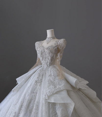Luxuriöses französisches Retro-Brautkleid P2554 mit langen Ärmeln, Perlen und bodenlanger Prinzessinnen-Silhouette