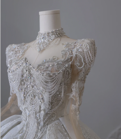 Luxuriöses französisches Retro-Brautkleid P2554 mit langen Ärmeln, Perlen und bodenlanger Prinzessinnen-Silhouette