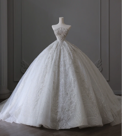 Robe de mariée longue blanche en dentelle, ornée de perles, avec épaules dénudées P2555