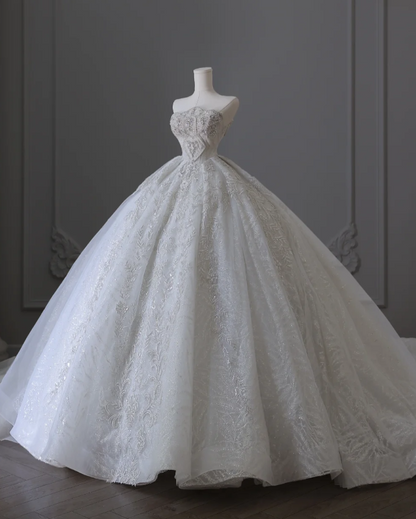 Robe de mariée longue blanche en dentelle, ornée de perles, avec épaules dénudées P2555