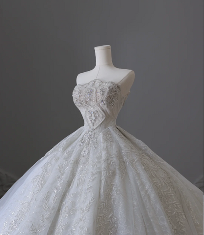 Robe de mariée longue blanche en dentelle, ornée de perles, avec épaules dénudées P2555