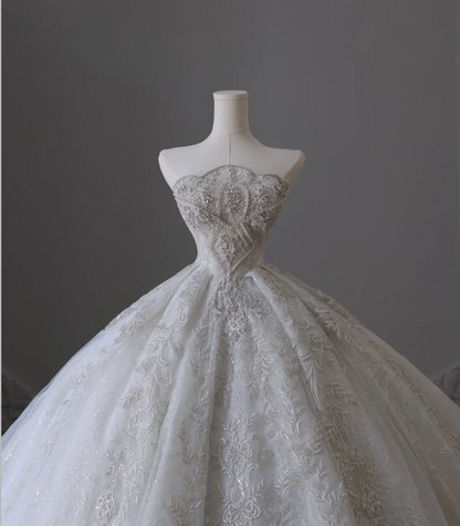 Robe de mariée longue blanche en dentelle, ornée de perles, avec épaules dénudées P2555