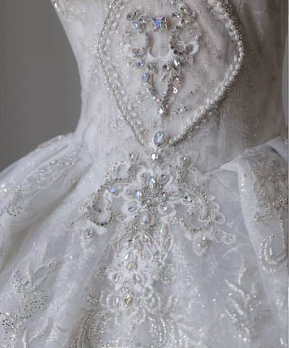 Robe de mariée longue blanche en dentelle, ornée de perles, avec épaules dénudées P2555