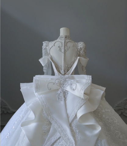 Robe de mariée de luxe longue vintage à manches longues en dentelle et perles, style palais français P2556