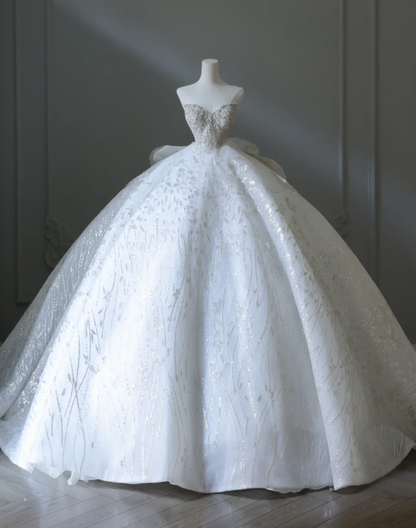 Robe de mariée bustier longue ornée de strass au dos, collection Princesse de rêve, P2558