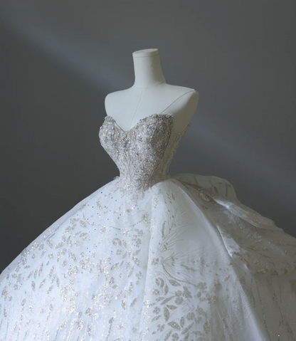 Robe de mariée bustier longue ornée de strass au dos, collection Princesse de rêve, P2558