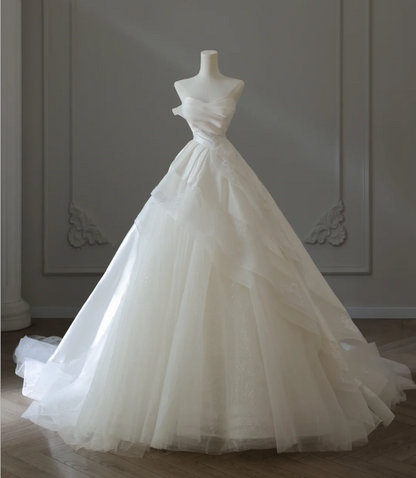 Schlichtes und zartes, trägerloses A-Linien-Brautkleid aus Tüll mit Schleppe P2559