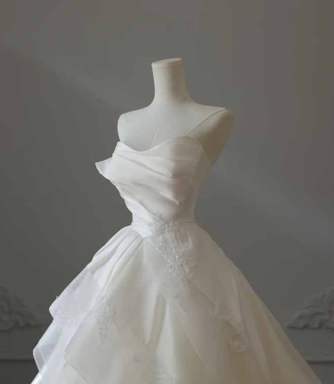 Simple and gentle tube top tulle A-line wedding dress with train P2559