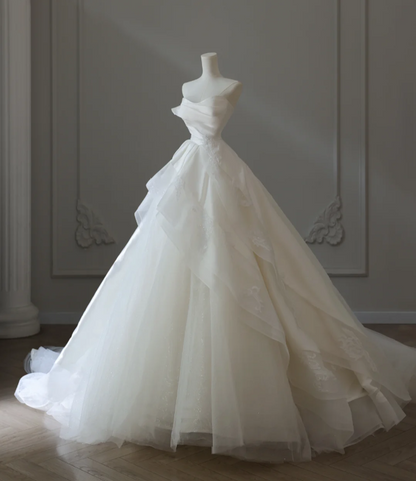 Schlichtes und zartes, trägerloses A-Linien-Brautkleid aus Tüll mit Schleppe P2559