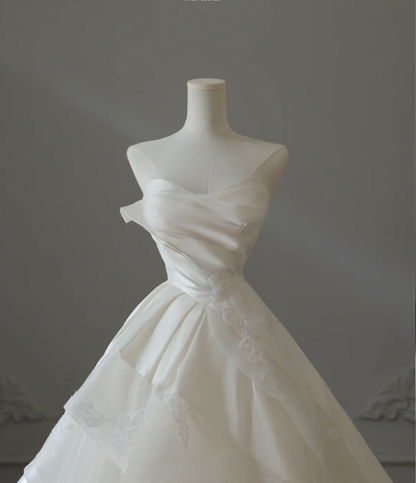 Schlichtes und zartes, trägerloses A-Linien-Brautkleid aus Tüll mit Schleppe P2559