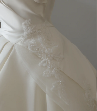 Schlichtes und zartes, trägerloses A-Linien-Brautkleid aus Tüll mit Schleppe P2559