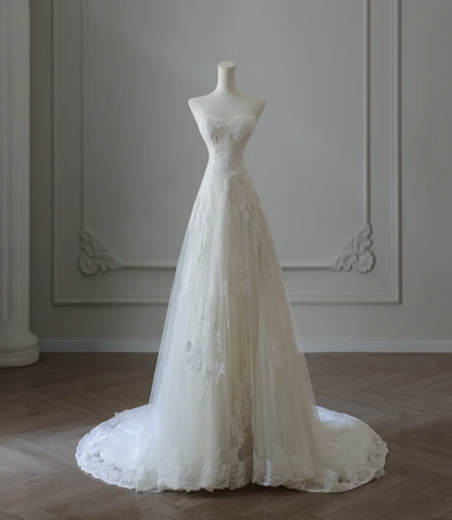 Elegantes weißes trägerloses Hochzeitskleid aus Spitze und Tüll in A-Linie P2563