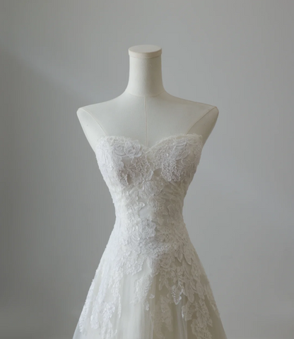 Elegantes weißes trägerloses Hochzeitskleid aus Spitze und Tüll in A-Linie P2563